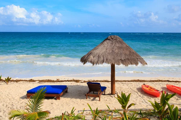 Beach chairs on exotic tropical sand beach — Stock Photo, Image