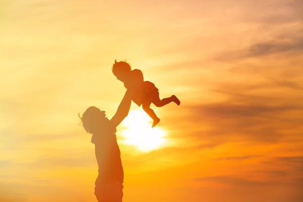 Vater und kleine Tochter spielen bei Sonnenuntergang — Stockfoto