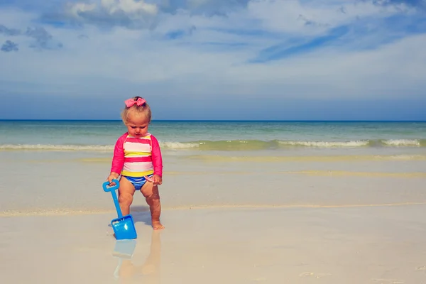 Carina bambina che gioca sulla spiaggia estiva — Foto Stock