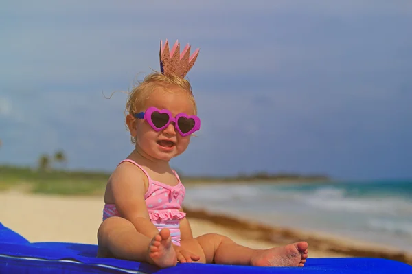 Söt liten baby prinsessa på sommaren beach — Stockfoto