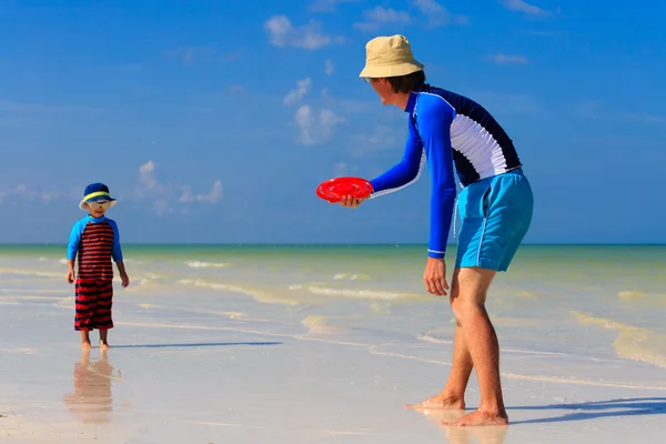 Ojciec i syn bawił latający dysk na plaży — Zdjęcie stockowe