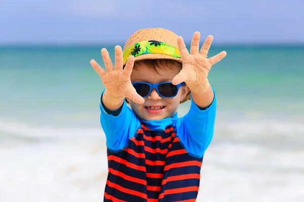 Mały chłopiec zabawy na tropikalnej plaży — Zdjęcie stockowe