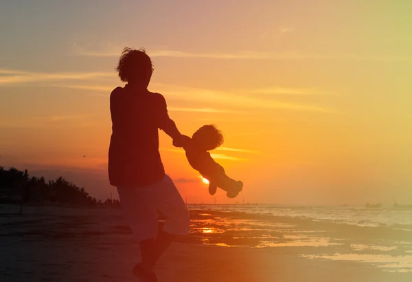 Pai e filho brincam ao pôr do sol — Fotografia de Stock