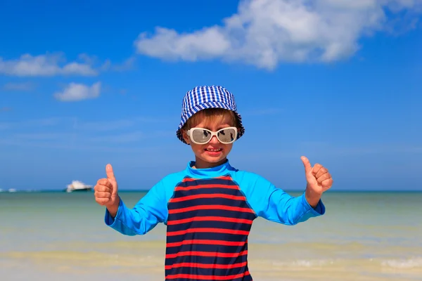Mały chłopiec kciuki do góry na lato plaża — Zdjęcie stockowe