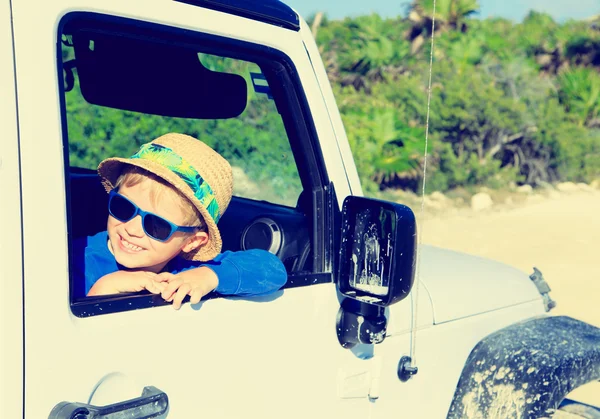 Niño feliz en coche fuera de la carretera — Foto de Stock