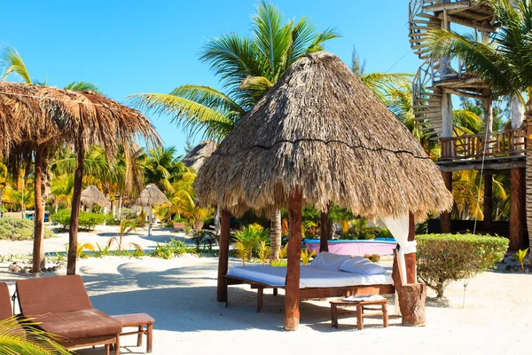 Tropical pavillion on the beach of Carribean sea — Stock Photo, Image