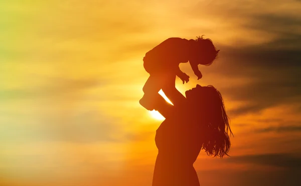 Madre e figlia giocano al tramonto — Foto Stock