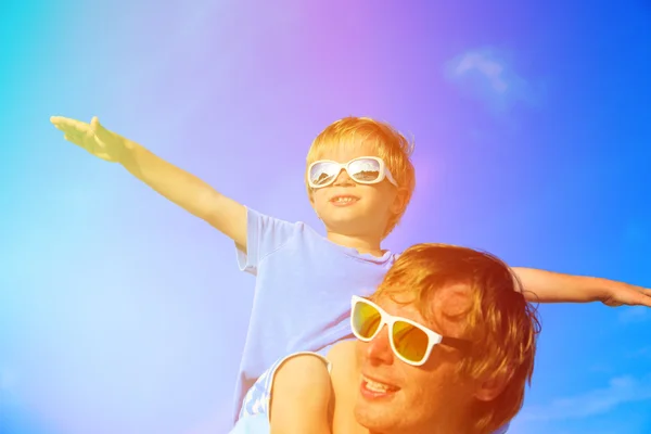 Vader en zoontje spelen op zomer hemel — Stockfoto