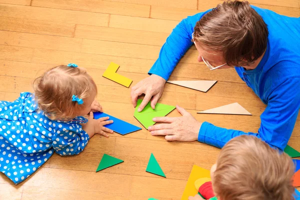 Professor e crianças brincando com formas geométricas — Fotografia de Stock