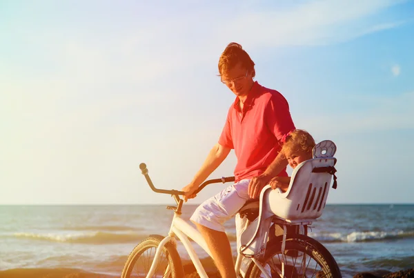 Pai e bebê de bicicleta na praia de verão — Fotografia de Stock