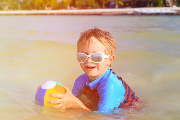 Mały chłopiec grać w piłkę na lato plaża — Zdjęcie stockowe