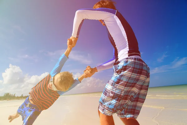 Vader en zoon spelen op zomer strand — Stockfoto