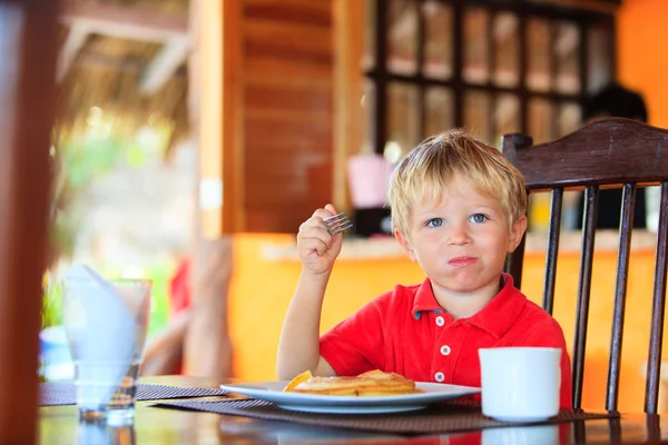 Petit garçon prenant le petit déjeuner dans un café — Photo