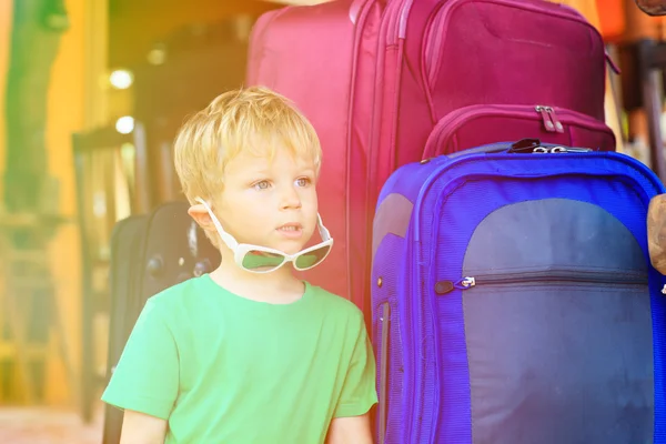 Niño sentado en maletas listo para viajar — Foto de Stock