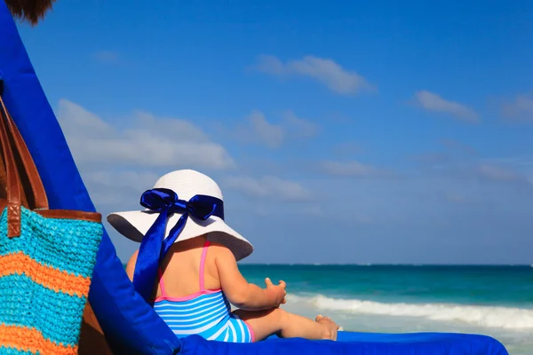 夏のビーチで大きな帽子の少女 — ストック写真