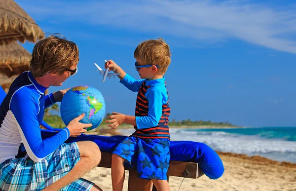 Tatăl și fiul se joacă cu globul pe plajă — Fotografie, imagine de stoc
