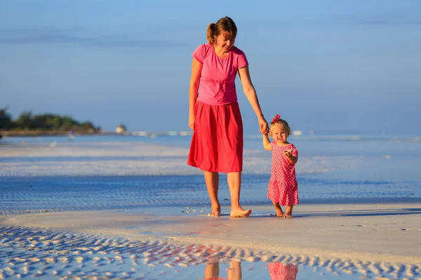 Mère et petite fille marchant sur la plage — Photo