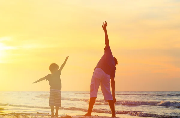 Vader en zoon plezier bij zonsondergang — Stockfoto