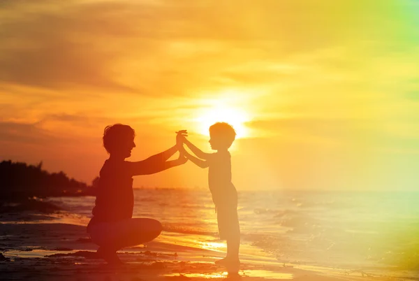 Far och son spelar i solnedgången — Stockfoto