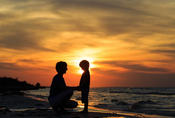 Père et fils tenant la main au coucher du soleil — Photo