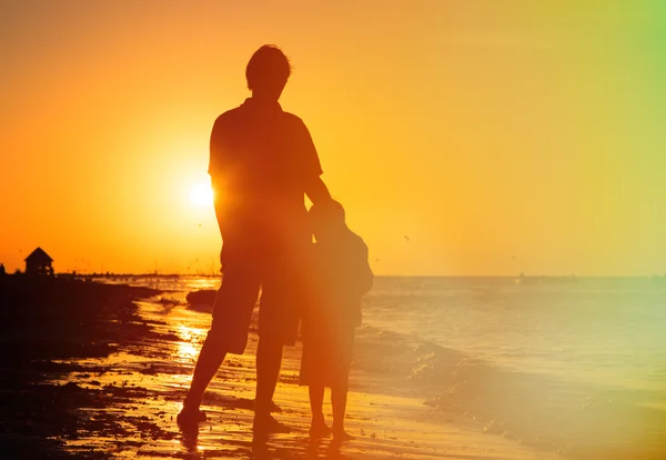 夕暮れ時の父と息子の抱擁 — ストック写真