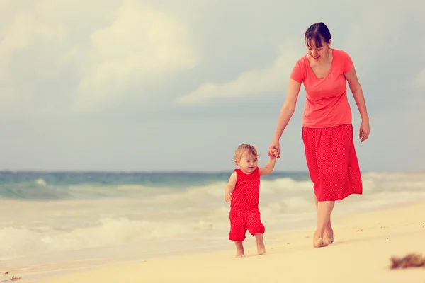 Mãe e filhinha andando na praia — Fotografia de Stock