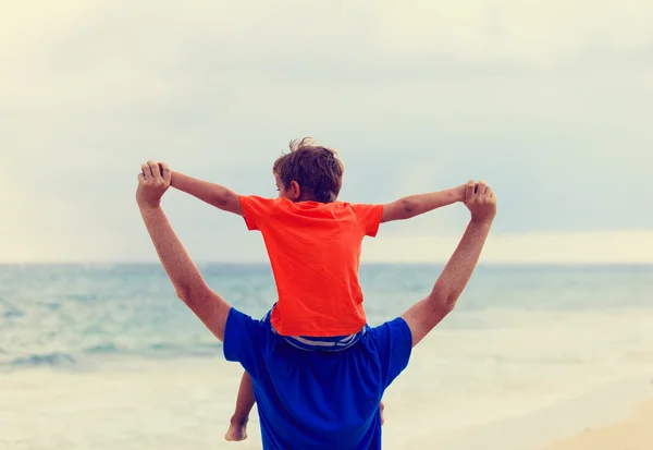 Felice padre e figlio che giocano sul mare estivo — Foto Stock