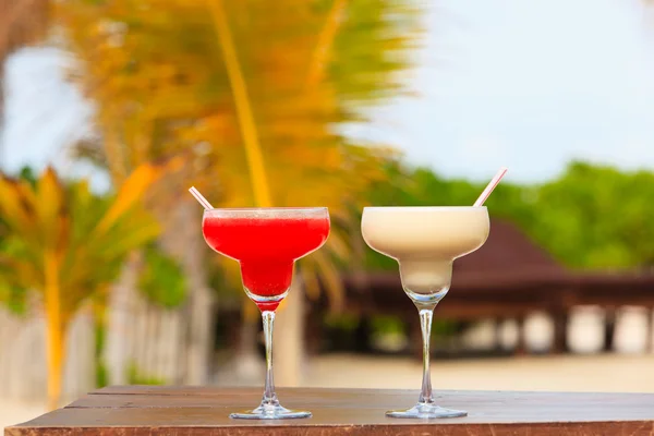 Two cocktails on tropical sand beach — Stock Photo, Image