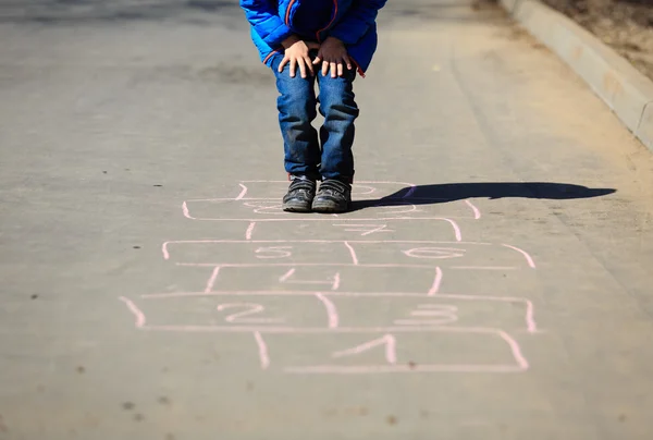 Petit garçon jouer hopscotch — Photo