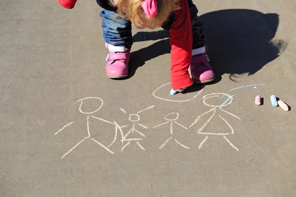 Menina desenho com giz no asfalto — Fotografia de Stock