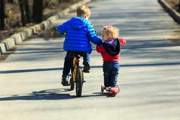 Big Brother lehrt Schwester Roller fahren — Stockfoto