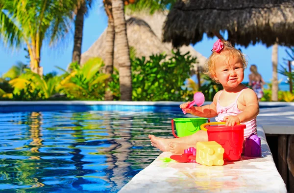 Cute toddler girl playing in swimming pool at the beach — Stock Photo, Image