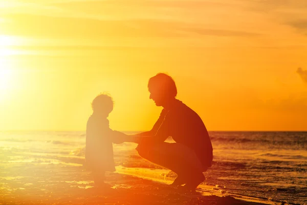 Vater und kleine Tochter halten Händchen bei Sonnenuntergang — Stockfoto