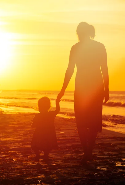 Madre e figlioletta che camminano al tramonto — Foto Stock