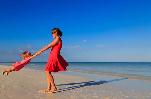 Mutter und Tochter spielen am Sommerstrand — Stockfoto