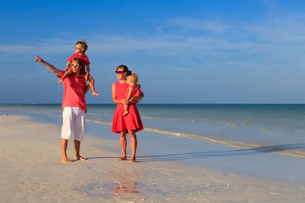 Młode rodziny z dwójką dzieci spaceru na plaży — Zdjęcie stockowe