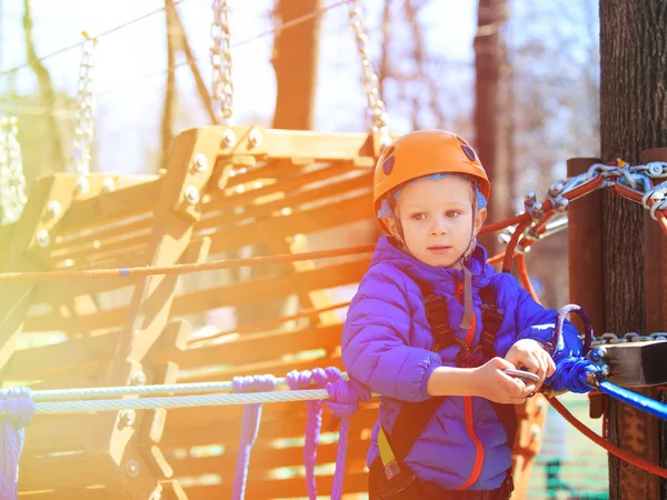 모험 활동 공원에 등반 하는 어린 소년 — 스톡 사진