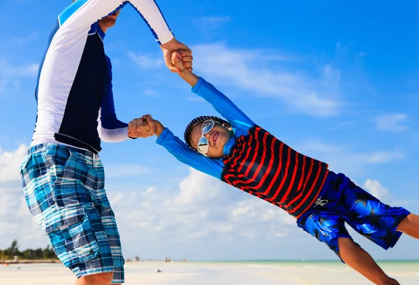 Padre e hijo jugando en la playa —  Fotos de Stock