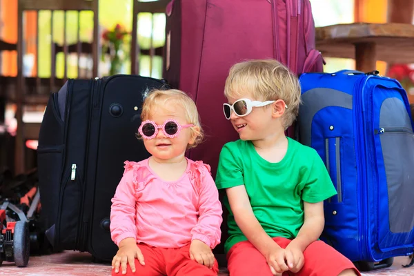 Kids sitting on suitcases ready to travel — Stock Photo, Image