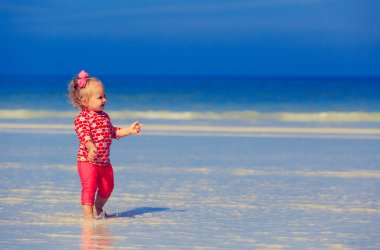 sevimli küçük kız yaz sahilde yürüyüş