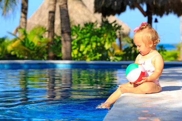 Niedliche Kleinkind Mädchen spielt mit Ball im Schwimmbad — Stockfoto