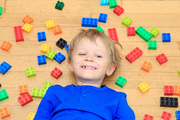 Renkli plastik blok kapalı oynayan çocuk — Stok fotoğraf