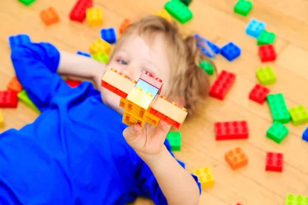 屋内のカラフルなプラスチック製のブロックと遊ぶ子供 — ストック写真