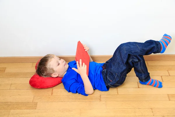 Kleiner Junge schaut auf Touchpad — Stockfoto