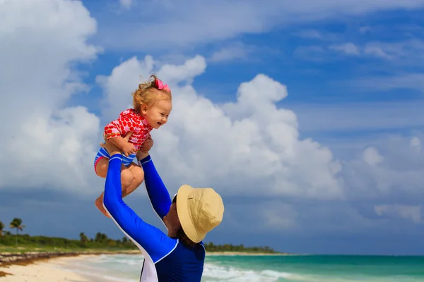 Vater und kleine Tochter amüsieren sich am Strand — Stockfoto