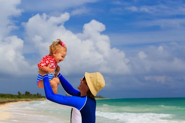 Pai e filha se divertindo na praia — Fotografia de Stock