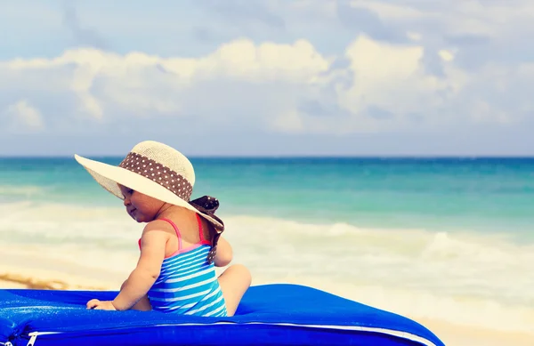 Roztomilá holčička v big hat na letní beach — Stock fotografie