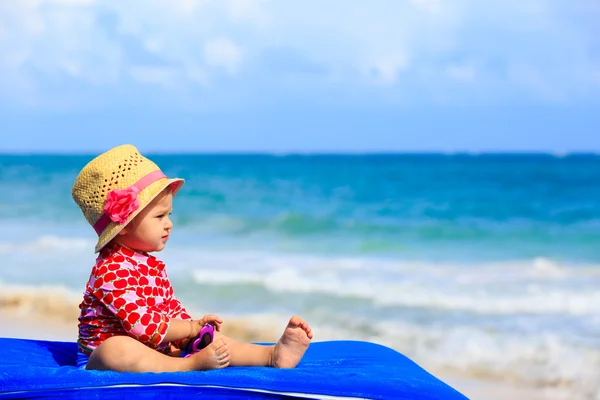 Roztomilá holčička na pláži v létě — Stock fotografie