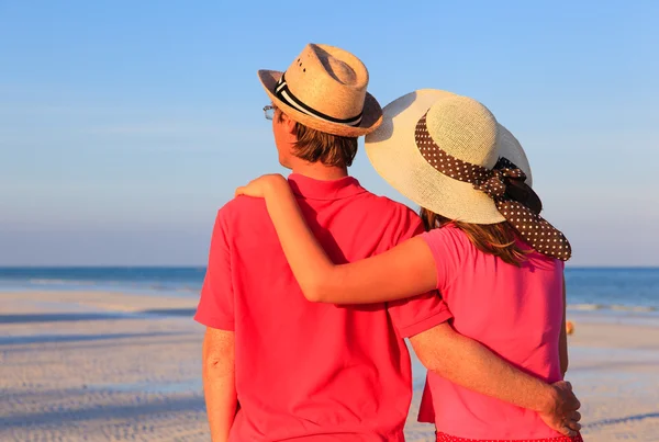 Szczęśliwa młoda para na plaży latem — Zdjęcie stockowe