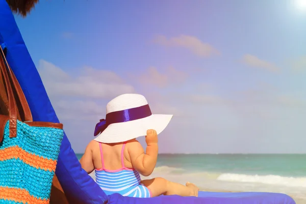 Bambina in grande cappello sulla spiaggia estiva — Foto Stock